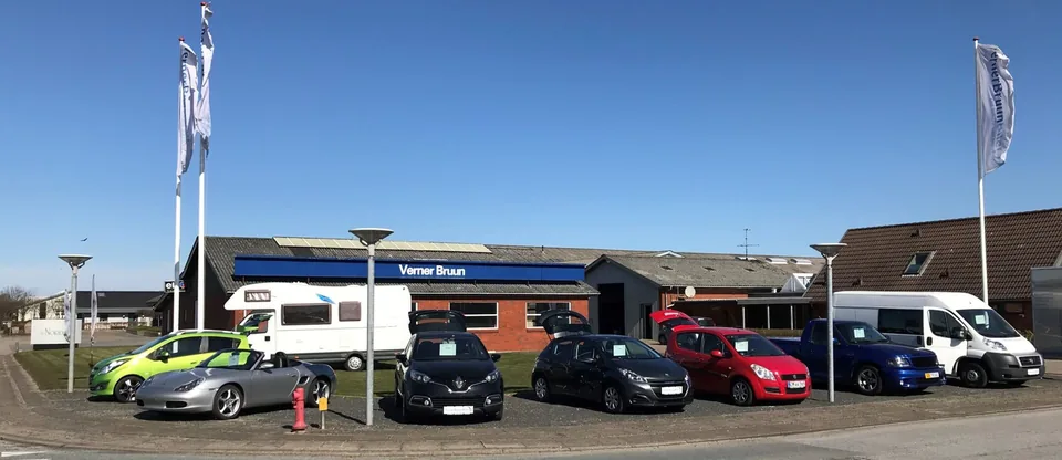 Forpladsen hos Verner Bruun Biler på Bohrsvej 12 i Ribe